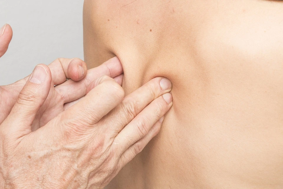 Missoula Chiropractors massage back fingers